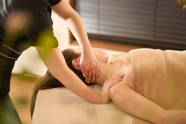 mujer recibiendo masaje de cuello en salón de belleza - alternative medicine shiatsu massaging spa treatment fotografías e imágenes de stock