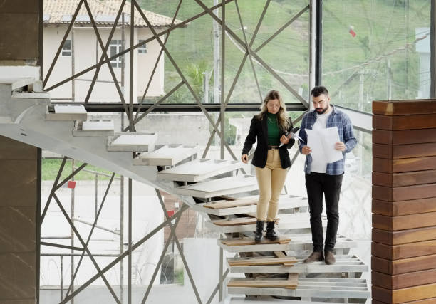 建設事務所の現場で階段を降りる土木技師 - staircase walking office steps ストックフォトと画像