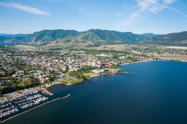 luftaufnahme des okanagan lake mit penticton city am ufer und hügeln im hintergrund - okanagan penticton lake okanagan lake stock-fotos und bilder