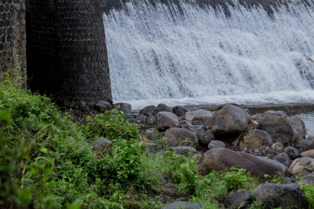 At the bottom of the dam there are stones, but these stones are not submerged in water