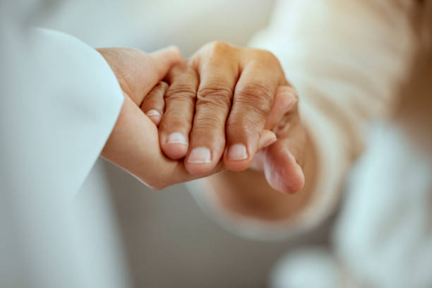 Elderly support with family, people holding hands praying together in retirement and religion trust hope in god. Kind caregiver helping spiritual senior person and nursing rehabilitation with faith el apoyo de los ancianos con la familia, las personas tomadas de la mano orando juntas en la jubilación y la religión confían en la esperanza en dios. amable cuidador que ayuda a la persona mayor espiritual y a la rehabilitación de enfermería con fe