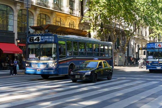 буэнос-айрес, аргентина - 20 декабря 2022 года: улица буэнос-айреса с городским автобусом и пассажирами н�а центральной улице города. общественн - taxi buenos aires people city стоковые фото и изображения