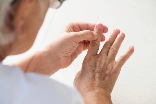 une femme âgée a mal - rheumatism photos et images de collection