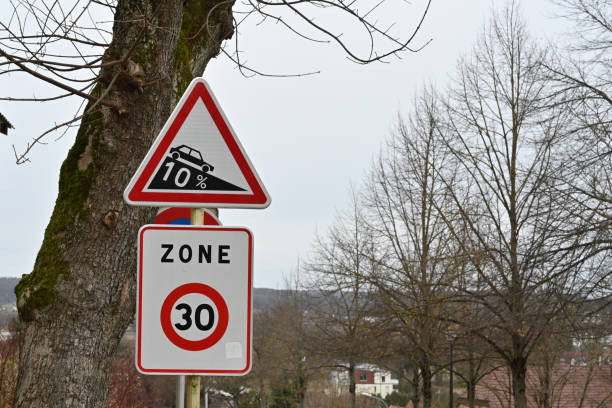 one triangle traffic sign with red border colour indicating 10 percent downhill gradient. - number 10 number sign speed limit sign imagens e fotografias de stock