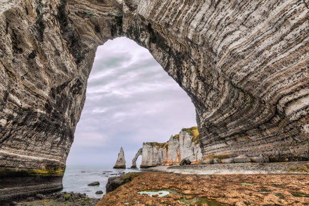 vista panoramica degli antichi archi di pietra bianca a etretat in normandia - white cliffs foto e immagini stock