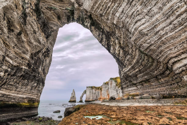 scenic view of the ancient white stone arches at etretat in normandy - white cliffs imagens e fotografias de stock