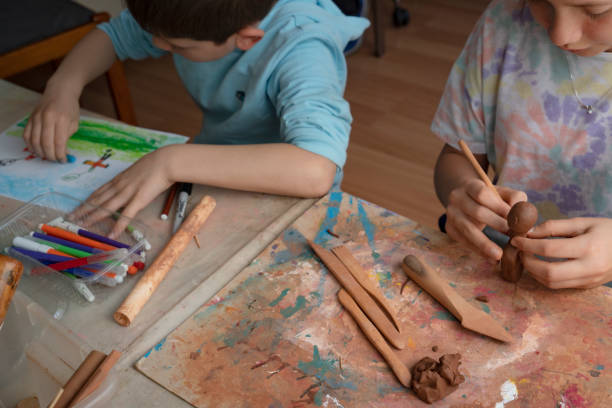 istock Kids in art class 1454417354