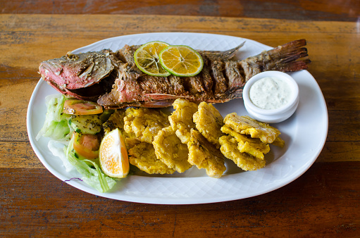 Fried fish and green plantain chips as is usually served in Panama