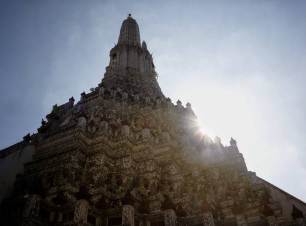 사원 가장자리를 통해 비치는 태양 광선 - wat arun buddhism temple stone 뉴스 사진 이미지