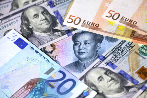 yuan cinese circondato da dollari usa e banconote in euro - currency exchange currency european union currency dollar foto e immagini stock
