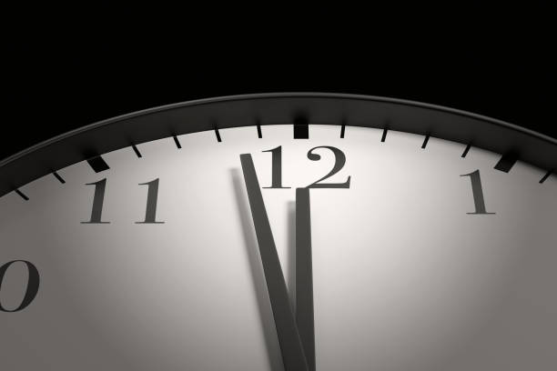 시침과 분침이 거의 12시를 가리키는 둥근 흑백 시계. 마감일, 마감일, 카운트다운 및 최후의 날의 개념에 대한 그림 - 12시 뉴스 사진 이미지