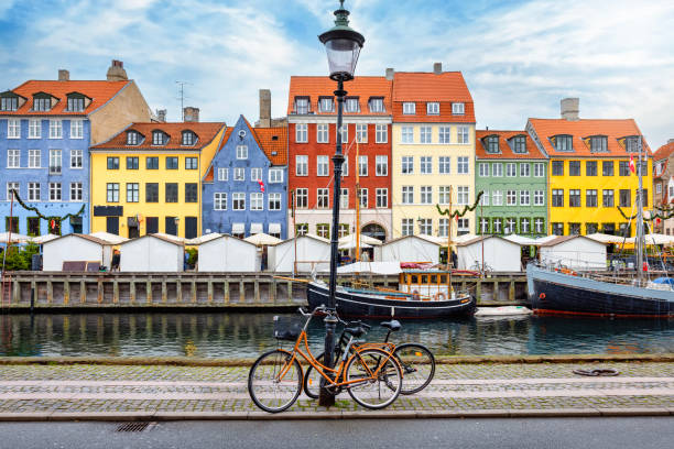 la famosa zona di nyhavn a copenaghen, danimarca - nyhavn canal foto e immagini stock