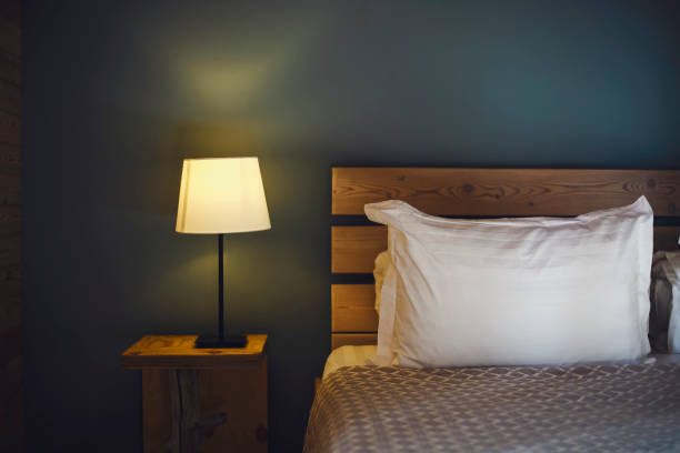 ночная сцена в уютной комнате, тумбочка с лампой - cozy bedside стоковые фото и изображения