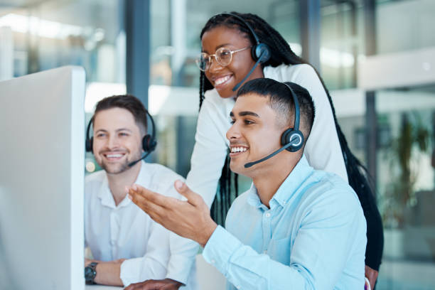 telemarketing, szkolenia i black woman coaching zespołu mężczyzn w agencji obsługi klienta. różnorodność, praca zespołowa i crm, kierownik sprzedaży call center konsultant przy biurku dla linii pomocy technicznej obsługi klienta - serving zdjęcia i obrazy z banku zdjęć