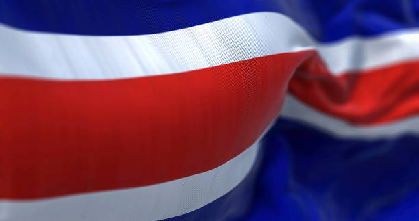vista de perto da bandeira civil nacional da costa rica acenando ao vento - bandeira da costa rica - fotografias e filmes do acervo