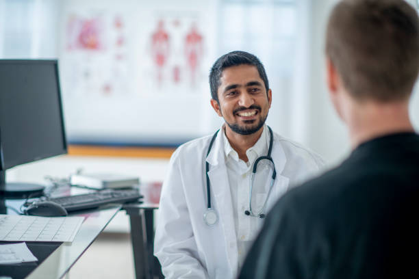 médecin masculin avec un patient - male doctor photos et images de collection