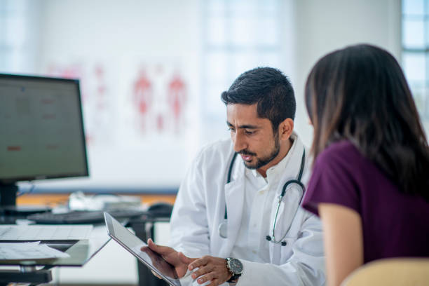 lekarz płci męskiej z pacjentką - female doctor doctor medical instrument nurse zdjęcia i obrazy z banku zdjęć