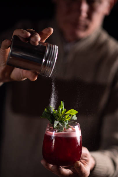 a bartender finishing a drink - men elegance cocktail cool imagens e fotografias de stock