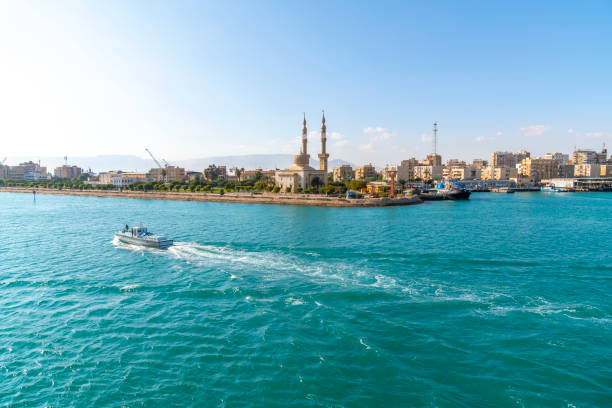 meczet z kopułą i minaretami wzdłuż kanału sueskiego w port taofik lub tawfik na skraju zatoki sueskiej w egipcie. - gulf of suez zdjęcia i obrazy z banku zdjęć