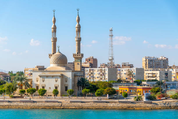 meczet z kopułą i minaretami wzdłuż kanału sueskiego w port taofik lub tawfik na skraju zatoki sueskiej w egipcie. - gulf of suez zdjęcia i obrazy z banku zdjęć
