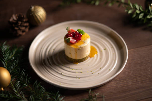 тарелка фруктового торта с клубникой и клюквой - dessert tiramisu gourmet food стоковые фото и изображения
