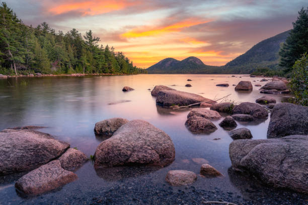 メイン州ジョーダン池の鮮やかな夜明けの色 - northern lake ストックフォトと画像