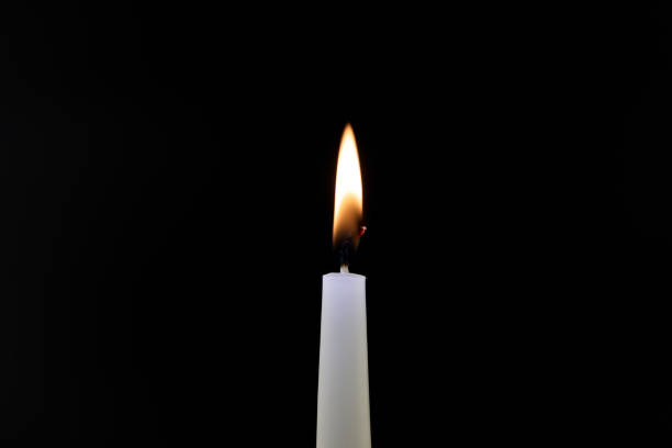 vela encendida en la oscuridad con espacio de copia libre - oraciones para esquelas fotografías e imágenes de stock