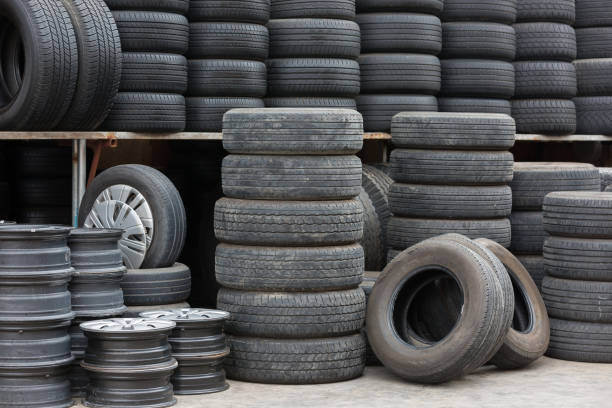 opony samochodowe piętrzą się w garażu. stare opony samochodowe, koło na półkach, półka w warsztacie sklepu z felgami; - tire auto repair shop part of vehicle stack zdjęcia i obrazy z banku zdjęć