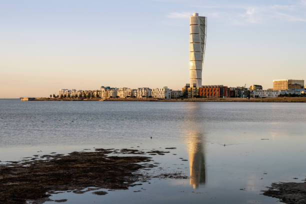 il torso che gira a malmo, svezia - malmo foto e immagini stock