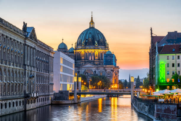 il fiume sprea a berlino dopo il tramonto - berlin germany architecture bridge germany foto e immagini stock