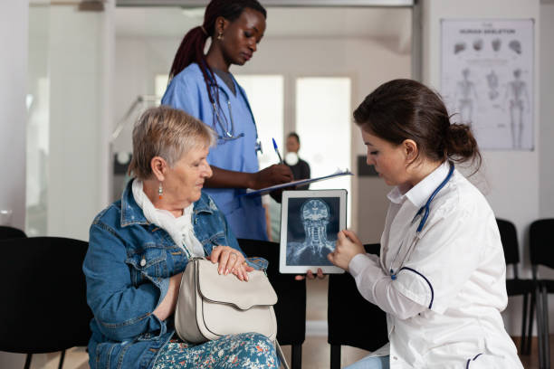 médecin radiologue analysant la radiographie médicale avec une femme malade âgée - 5943 photos et images de collection