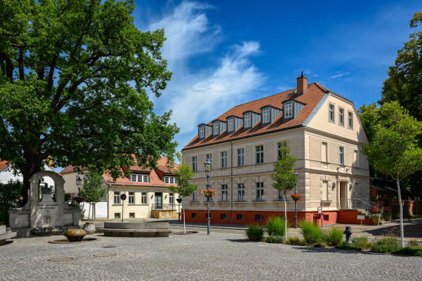 teltower marktplatz mit altem rathaus ("rath haus = rathaus") und stubenrauch-denkmal ("dem schöpfer des teltowkanals" = "an den gründer des teltowkanals") - teltow stock-fotos und bilder