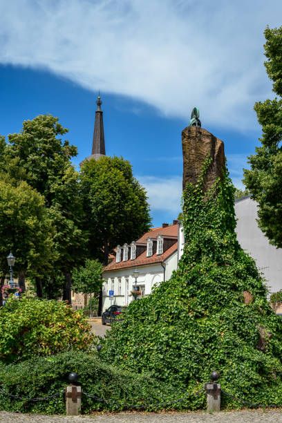 efeubewachsener gedenkstein für die befreiungskriege 1813 auf dem zickenplatz in teltow - teltow stock-fotos und bilder