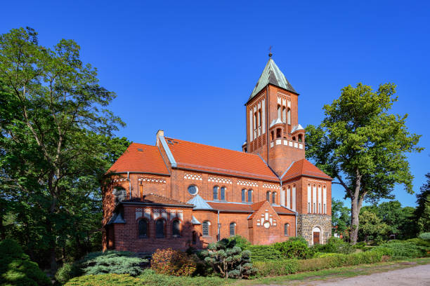 Neo-Roman basilica: three-aisled Catholic church 