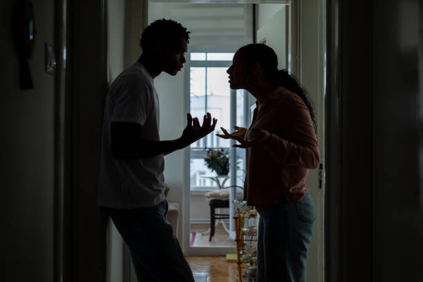 pareja estresada discutiendo, culpándose mutuamente - violence domestic violence women domestic life fotografías e imágenes de stock