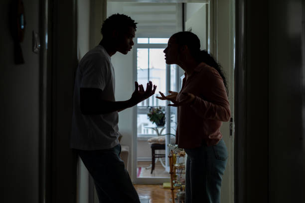 couple stressé se disputant, se blâmant mutuellement - domestic violence photos et images de collection