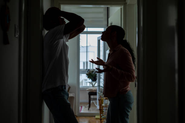 couple stressé se disputant, se blâmant mutuellement - shouting screaming furious silhouette photos et images de collection
