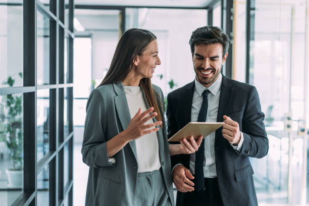 gens d’affaires au bureau. - business meeting teamwork office happiness photos et images de collection