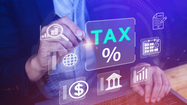 Business using computer to complete Individual income tax return form online for tax payment. Government, state taxes. Data analysis, paperwork, financial research, Calculation tax return. negocios que usan la computadora para completar el formulario de declaración de impuestos individuales en línea para el pago de impuestos. gobierno, impuestos estatales. análisis de datos, papeleo, investigación financiera, cálculo de declaración de