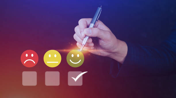 Businessman choosing happy smile face icon. feedback rating and positive customer review experience, satisfaction survey. mental health assessment. World mental health day concept hombre de negocios que elige el icono de la cara de la sonrisa feliz. calificación de comentarios y experiencia positiva de revisión del cliente, encuesta de satisfacción. evaluación de salud mental. concepto del día mundial de la salud mental