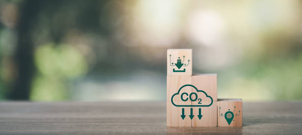 Industrial emissions pollute the environment and ecology.including climate change,Carbon Reduction Agreement from Renewable Energy Reduce greenhouse gas emissions,Cube blocks are stacked on the table. las emisiones industriales contaminan el medio ambiente y la ecología.incluido el cambio climático,acuerdo de reducción de carbono de renewable energy reduce las emisiones de gases de efecto invernadero,los bloques de cubos se apilan sobre la mesa.