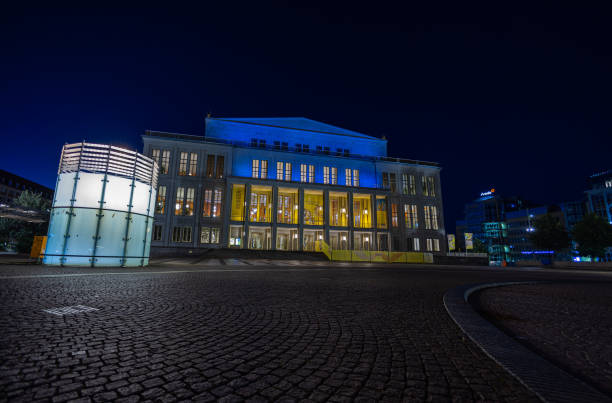 augustusplatz avec l’opéra de leipzig illuminé la nuit. l’orchestre du gewandhaus se produit en tant qu’orchestre. façade de l’opéra de leipzig. la nuit à leipzig. - leipzig opera opera house night photos et images de collection