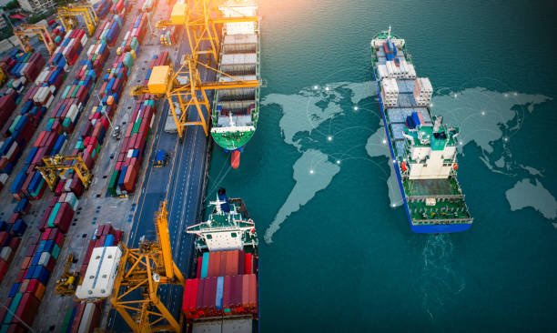 공중 평면도 컨테이너 선박 화물 사업 상업 무역 물류 및 국제 수입 수출의 운송 컨테이너 화물 화물선으로 세계지도에 - commercial dock global finance container harbor 뉴스 사진 이미지