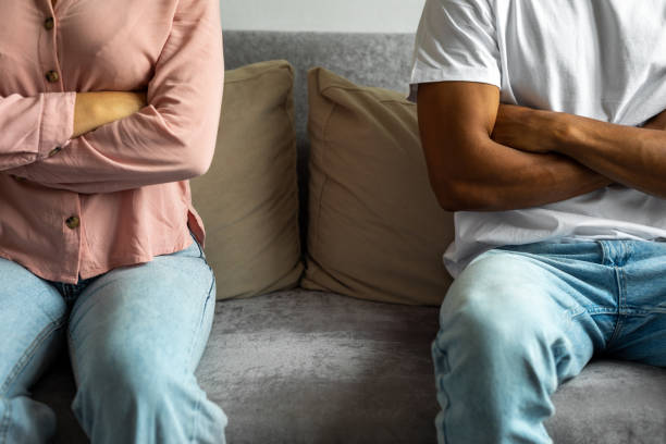 couple having a disagreement at home - ignorando imagens e fotografias de stock