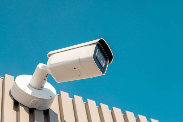 壁に取り付けられた最新のIPCCTVセキュリティカメラ。家庭と職場のセキュリティコンセプト