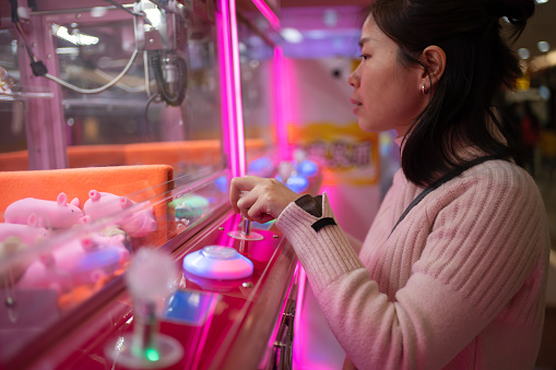 Leisure and entertainment, playing claw machine