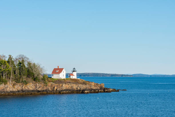 atlantic coast lighthouse along midcoast maine - new england camden maine lighthouse maine imagens e fotografias de stock