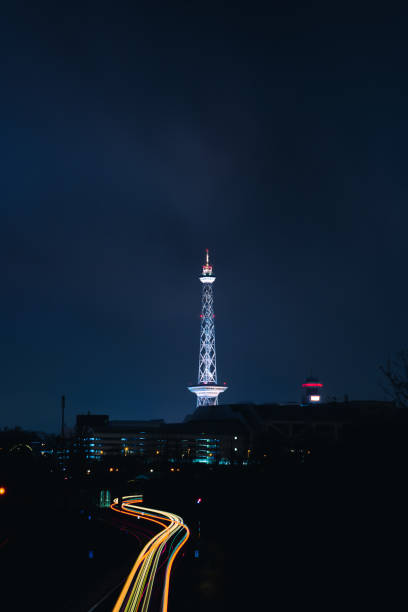 독일 베를린의 밤에 있는 funkturm 타워의 수직 사진 - berlin radio tower 뉴스 사진 이미지