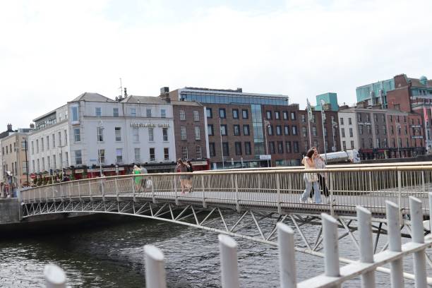 most milenijny przez rzekę liffey w dublinie, irlandia - millennium footbridge zdjęcia i obrazy z banku zdjęć