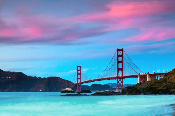 toma aérea del puente golden gate durante una hermosa puesta de sol - san francisco bay area fotos fotografías e imágenes de stock